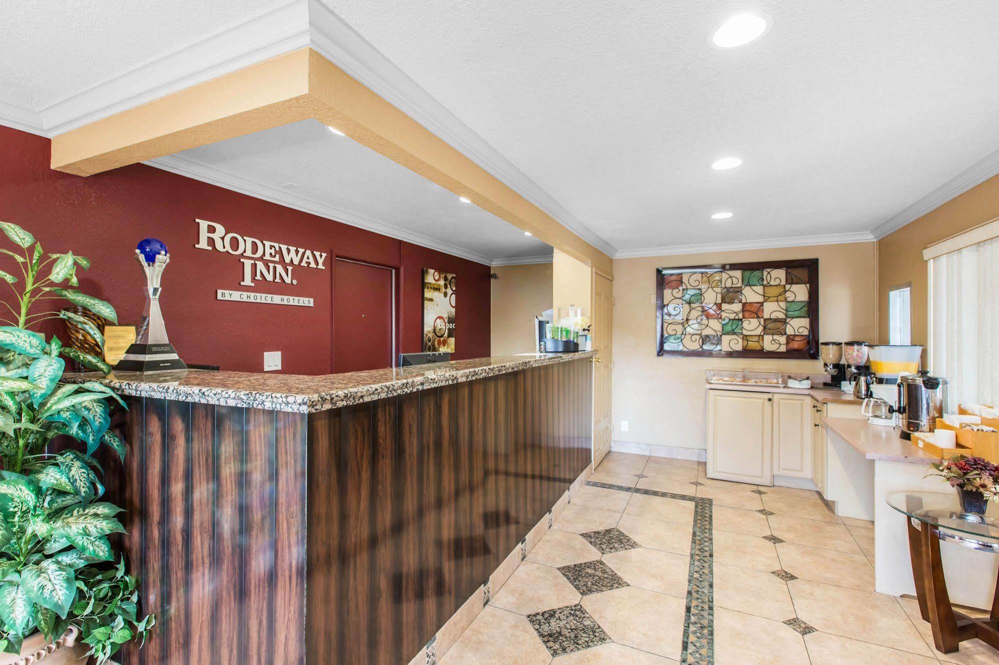 Rodeway Inn Escondido Downtown Exterior photo